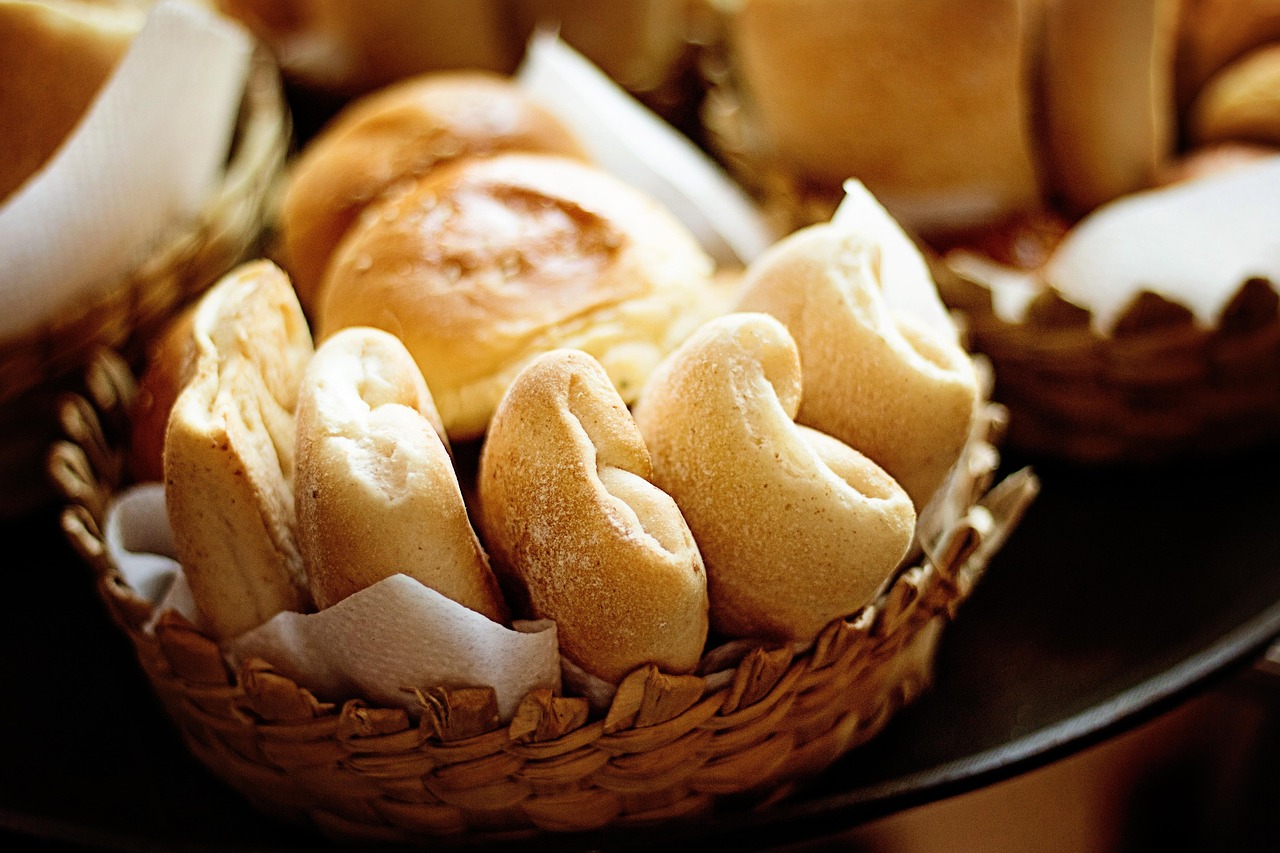 Cesta de pães frescos na padaria